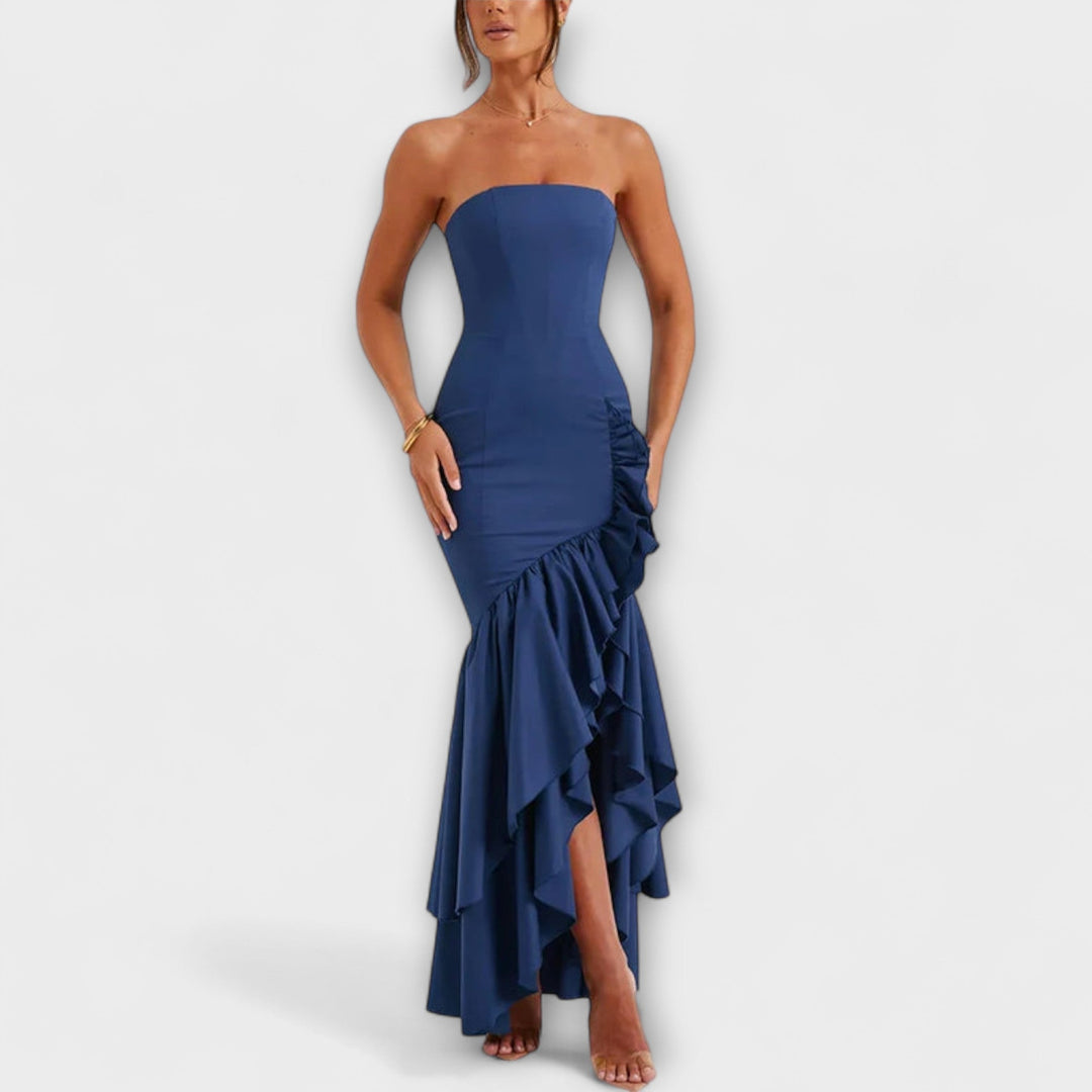Off-shoulder tætsiddende maxikjole med asymmetrisk kant