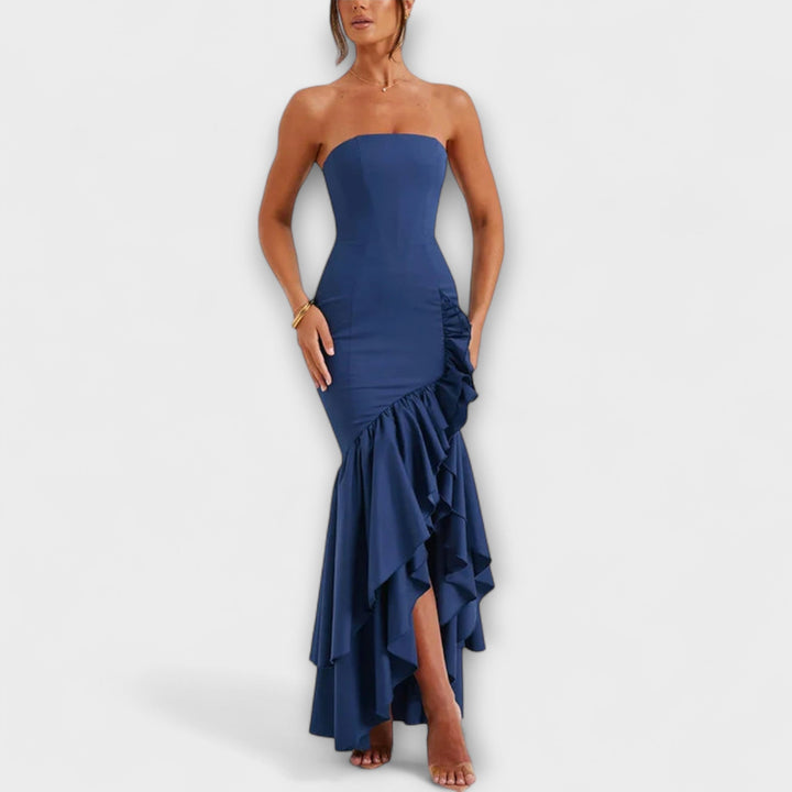 Off-shoulder tætsiddende maxikjole med asymmetrisk kant