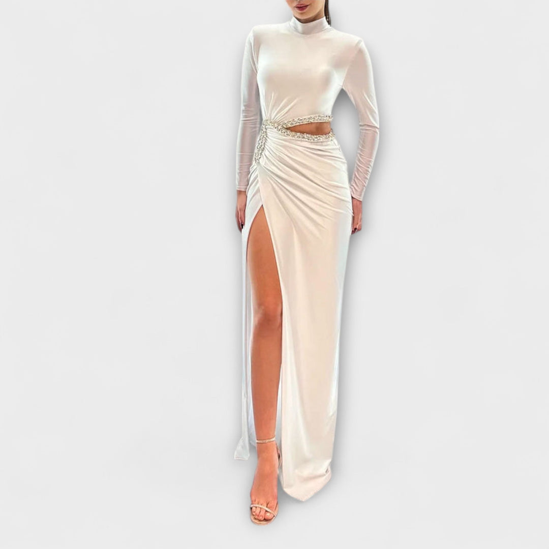 Vestido blanco de manga larga con corte en la cintura y detalles de pedrería