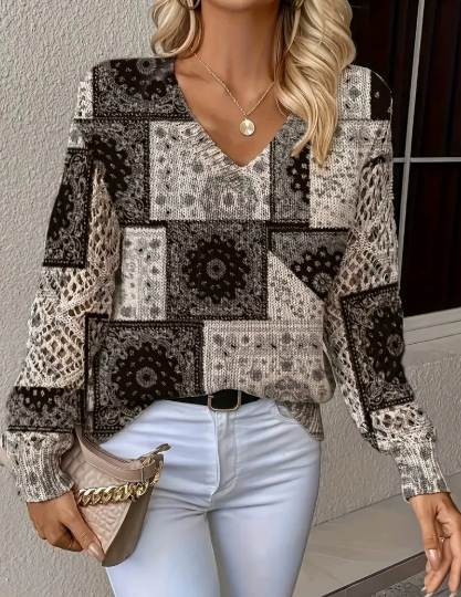 Sweter boho z dekoltem w serek i nadrukiem dżinsowym