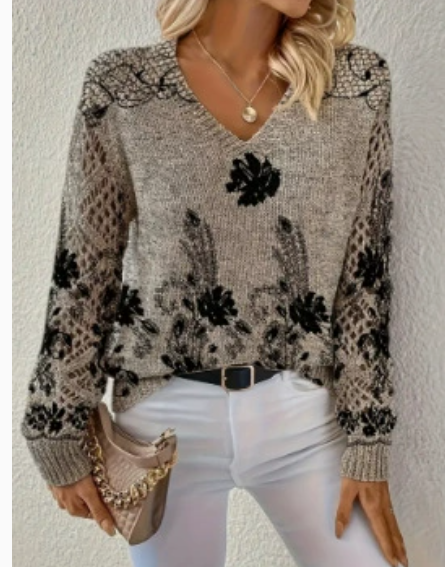 Sweter boho z dekoltem w serek i nadrukiem dżinsowym