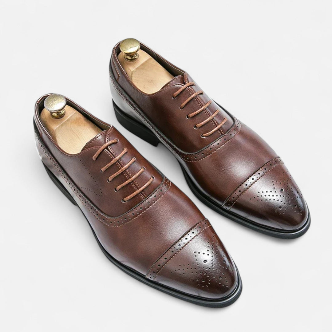 Scarpe classiche da uomo intagliate formali