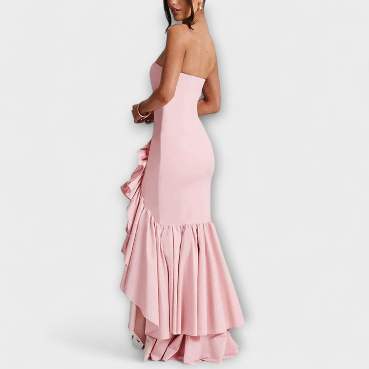 Off-shoulder tætsiddende maxikjole med asymmetrisk kant