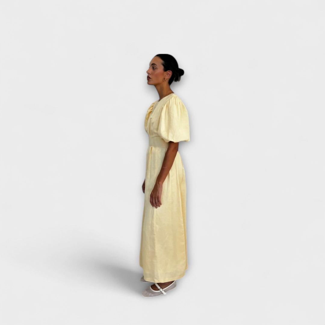 Buttergul maxikjole med luftig design