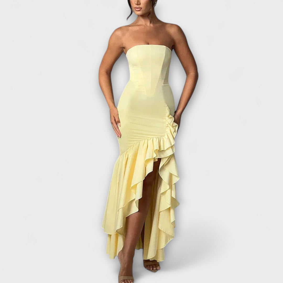 Off-shoulder tætsiddende maxikjole med asymmetrisk kant