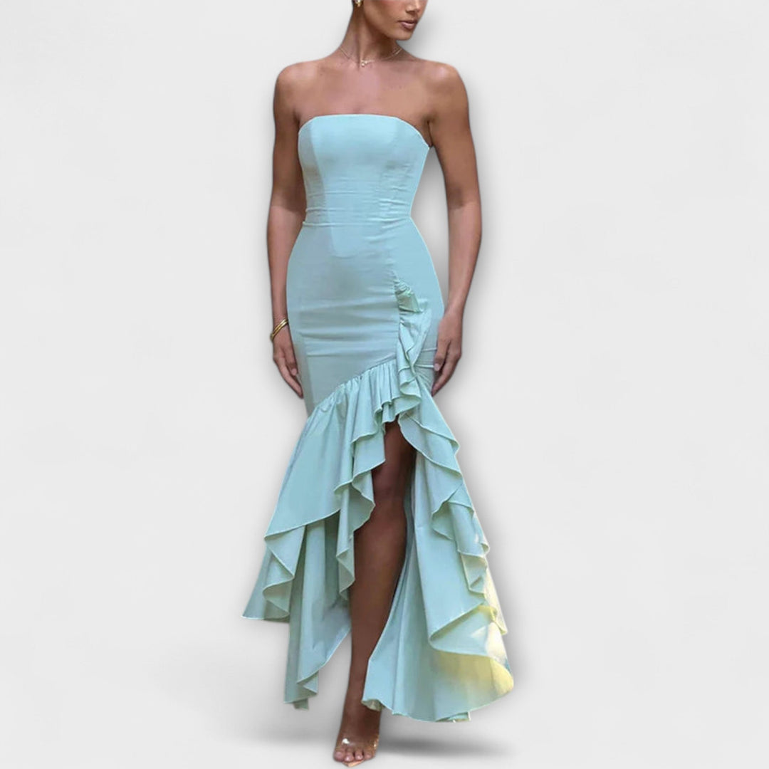 Off-shoulder tætsiddende maxikjole med asymmetrisk kant