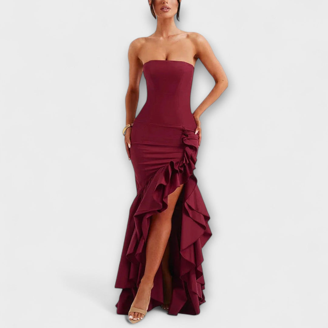 Off-shoulder tætsiddende maxikjole med asymmetrisk kant