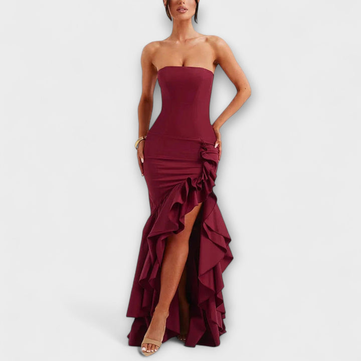 Off-shoulder tætsiddende maxikjole med asymmetrisk kant