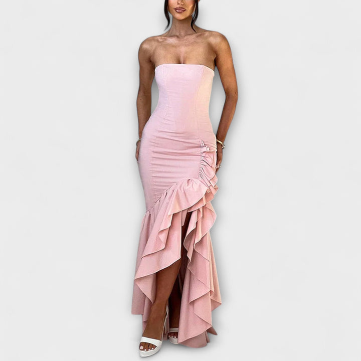 Off-shoulder tætsiddende maxikjole med asymmetrisk kant