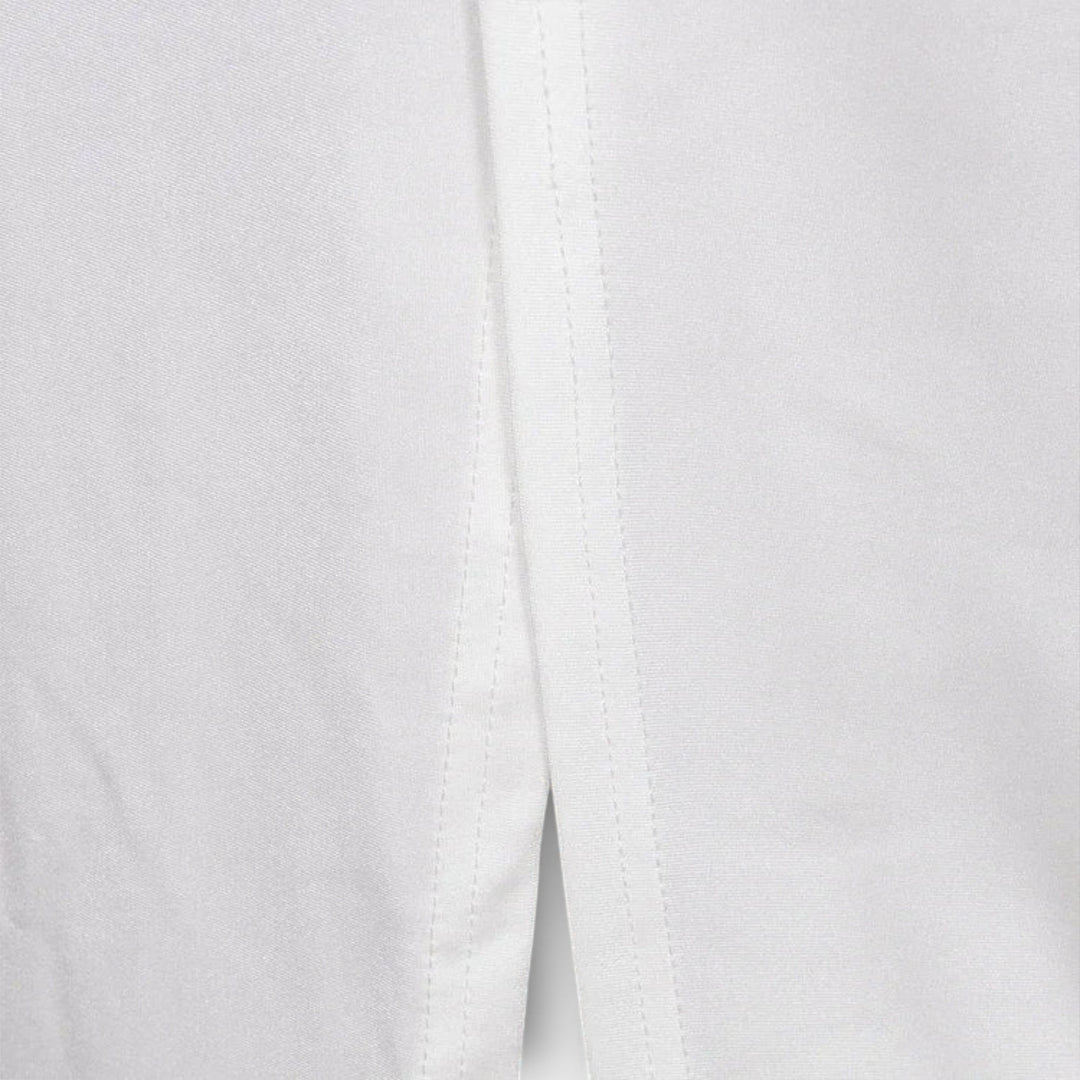 Vestido blanco de manga larga con corte en la cintura y detalles de pedrería