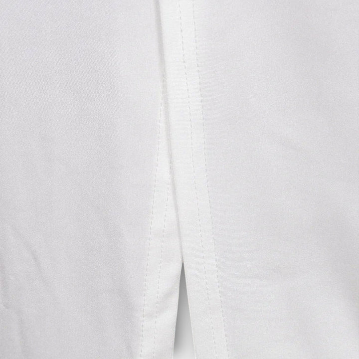 Vestido blanco de manga larga con corte en la cintura y detalles de pedrería