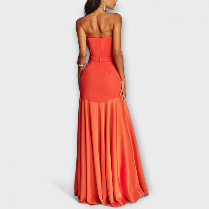 Vestido largo con escote en V y hombros descubiertos