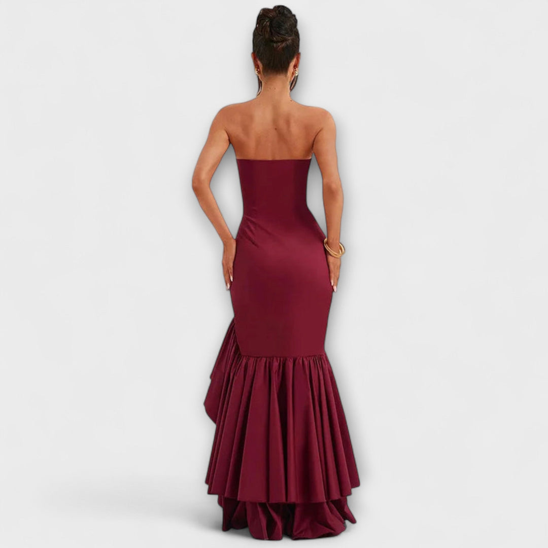 Off-shoulder tætsiddende maxikjole med asymmetrisk kant