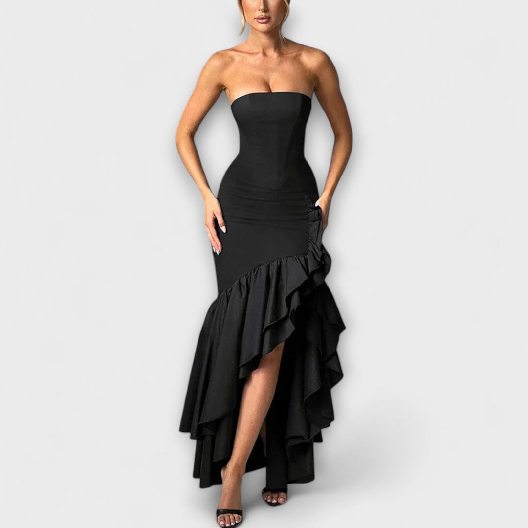 Off-shoulder tætsiddende maxikjole med asymmetrisk kant
