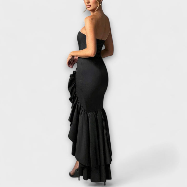 Off-shoulder tætsiddende maxikjole med asymmetrisk kant